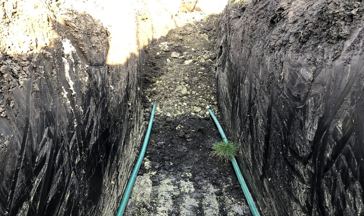 Detail trubek ve výkopu